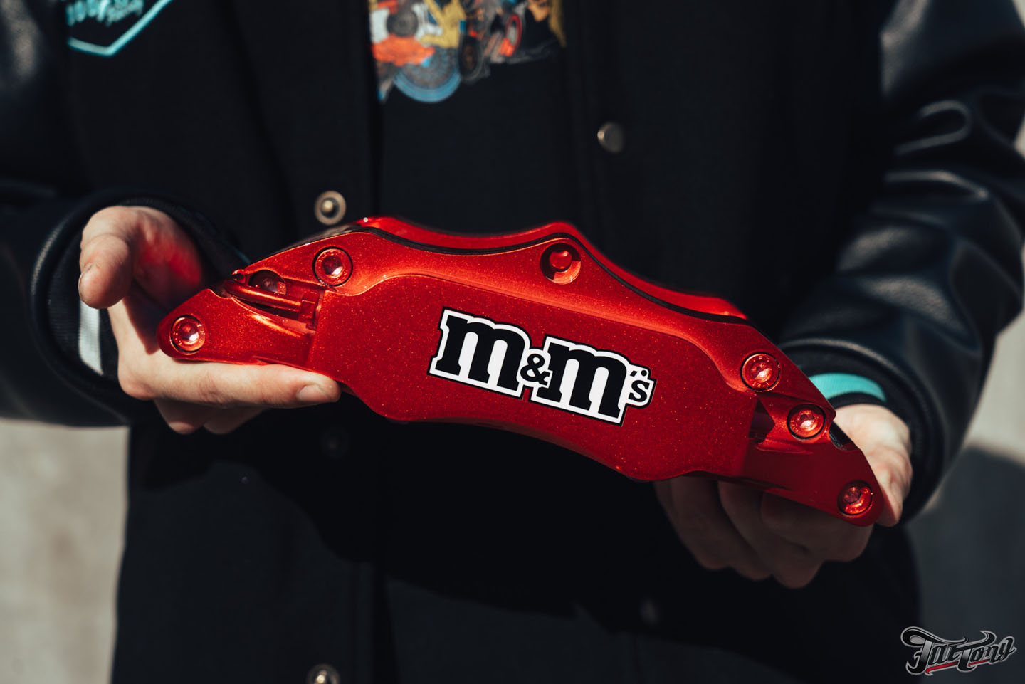 Окрас суппортов в красный кэнди с логотипом M&M’s